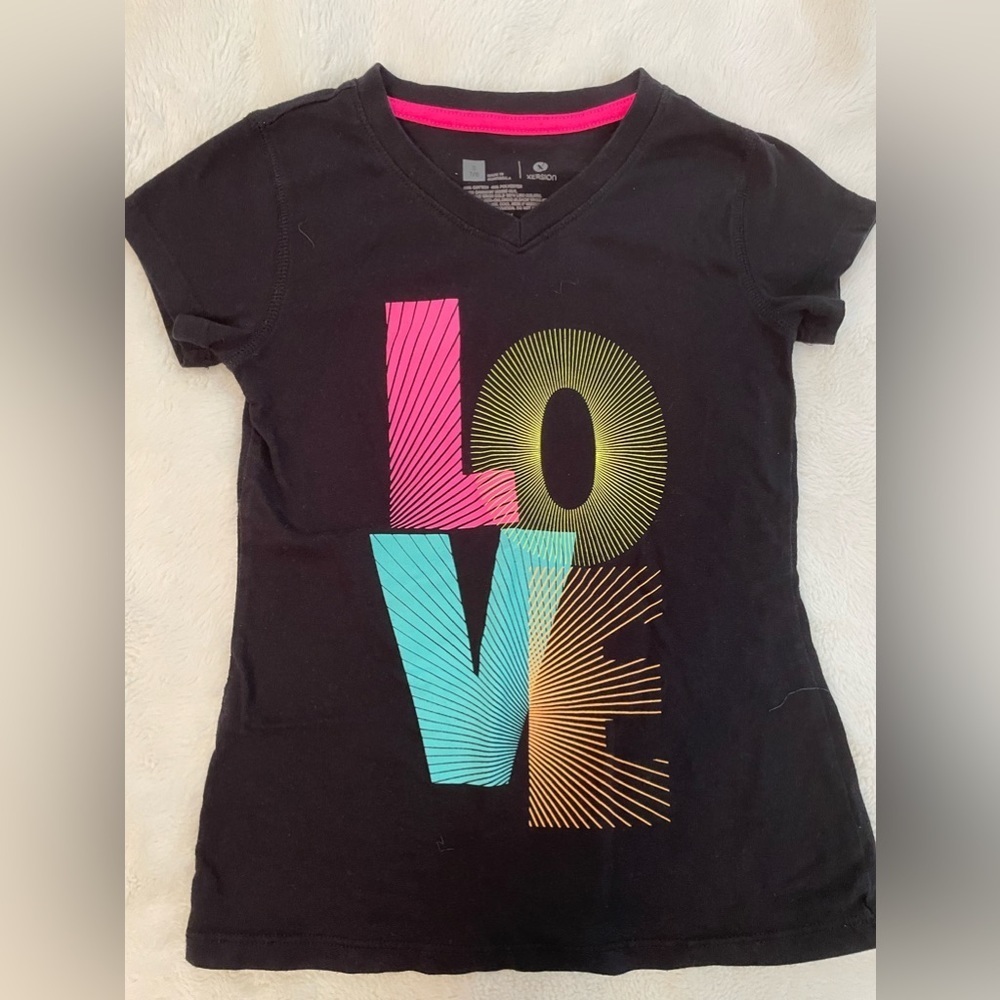 Size 7/8 Neon “LOVE” V-neck Shirt A5